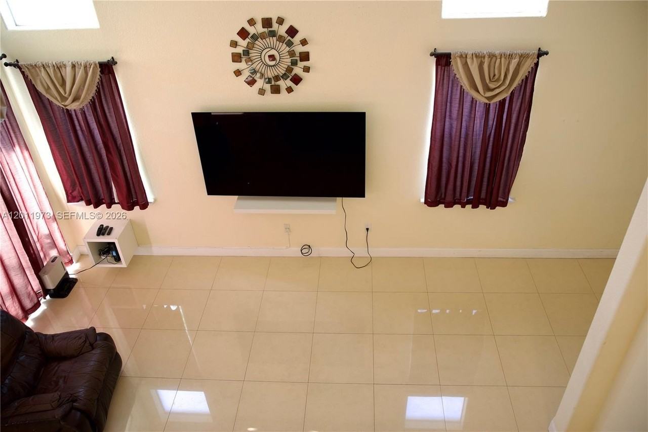 5570 Nw 113th Ct - Photo 6 of 23