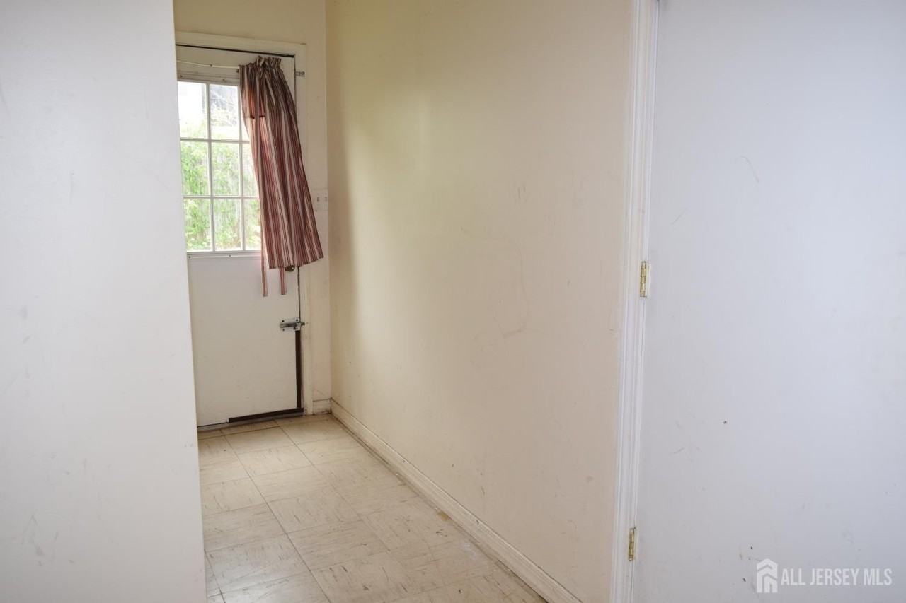 31 Larch St - Photo 7 of 29