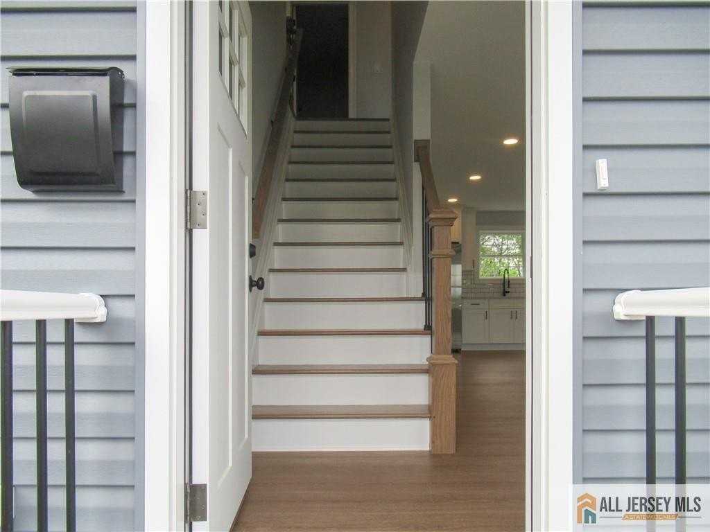 211 Prospect St - Photo 5 of 25