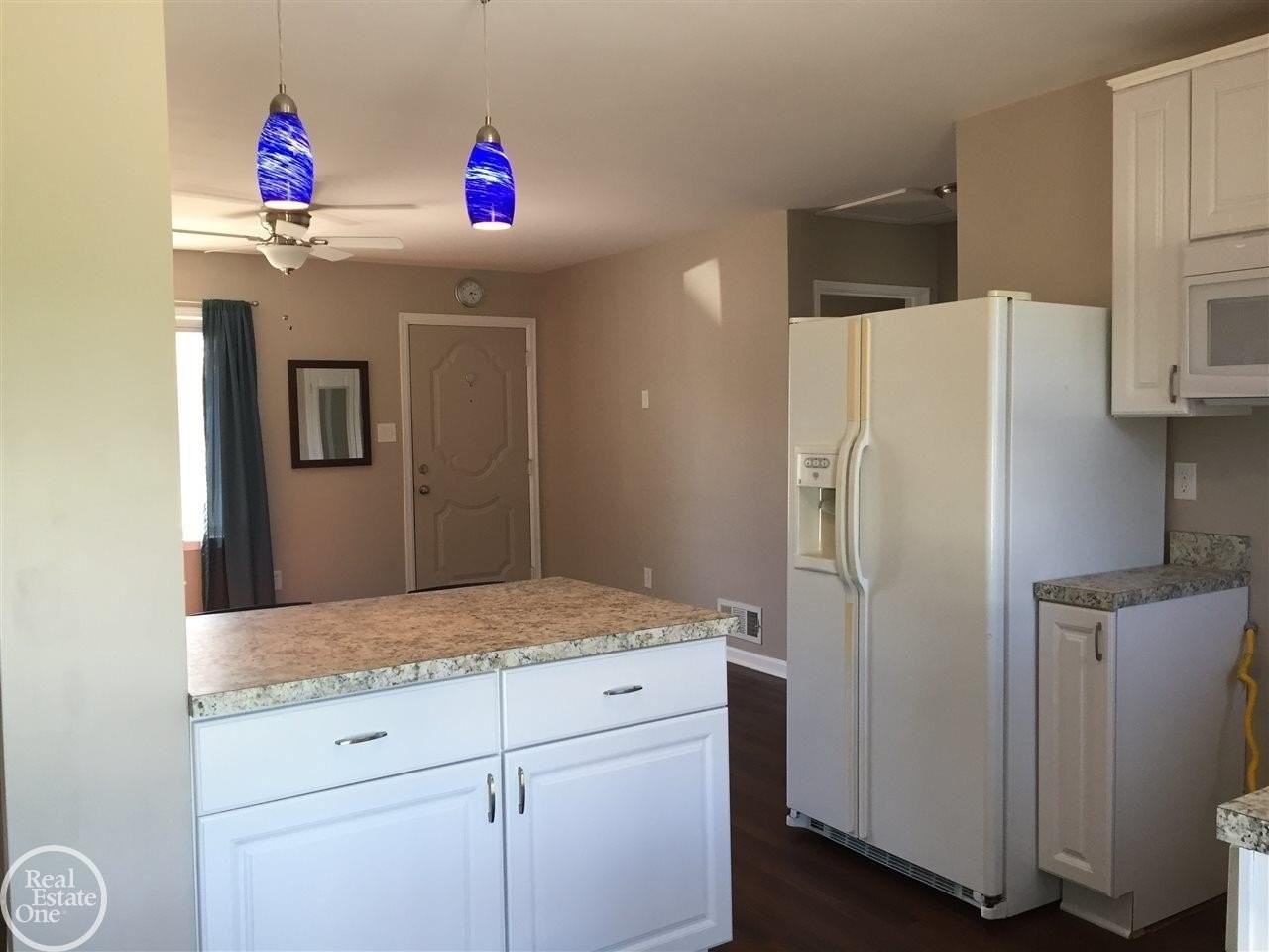 29266 Harding St - Photo 2 of 18
