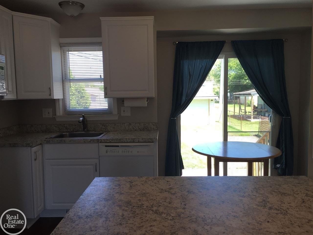 29266 Harding St - Photo 5 of 18