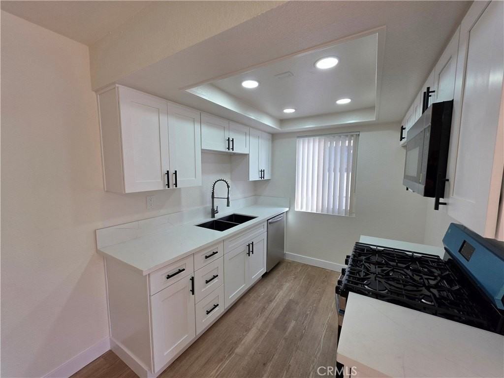 405 16th St #B - Photo 2 of 13