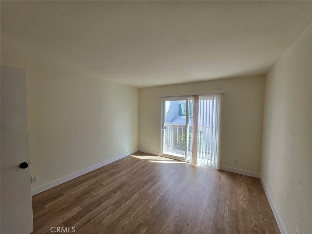 405 16th St #B - Photo 3 of 13