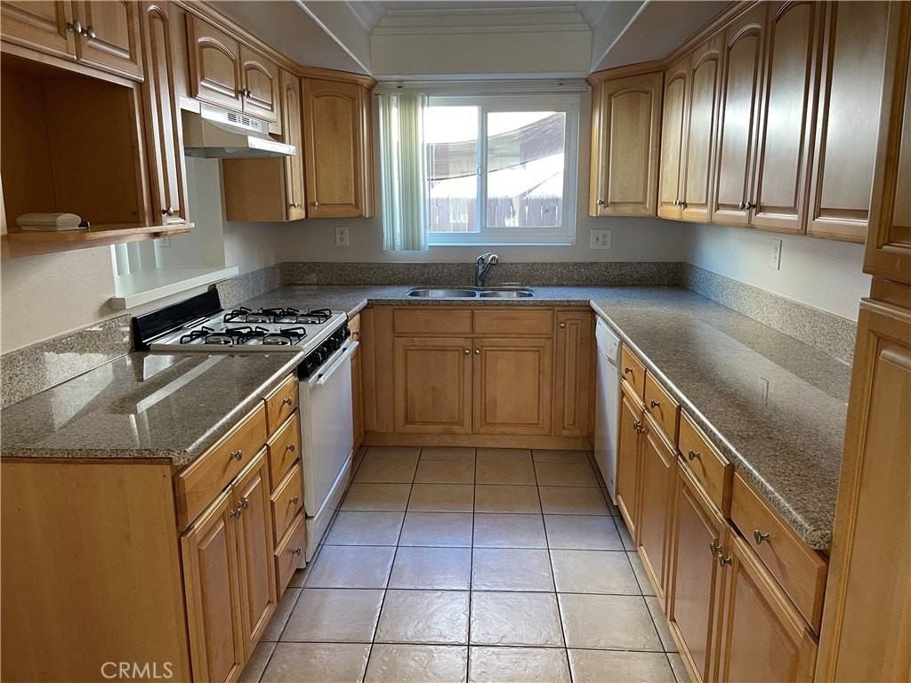 1408 Huntington St - Photo 7 of 21