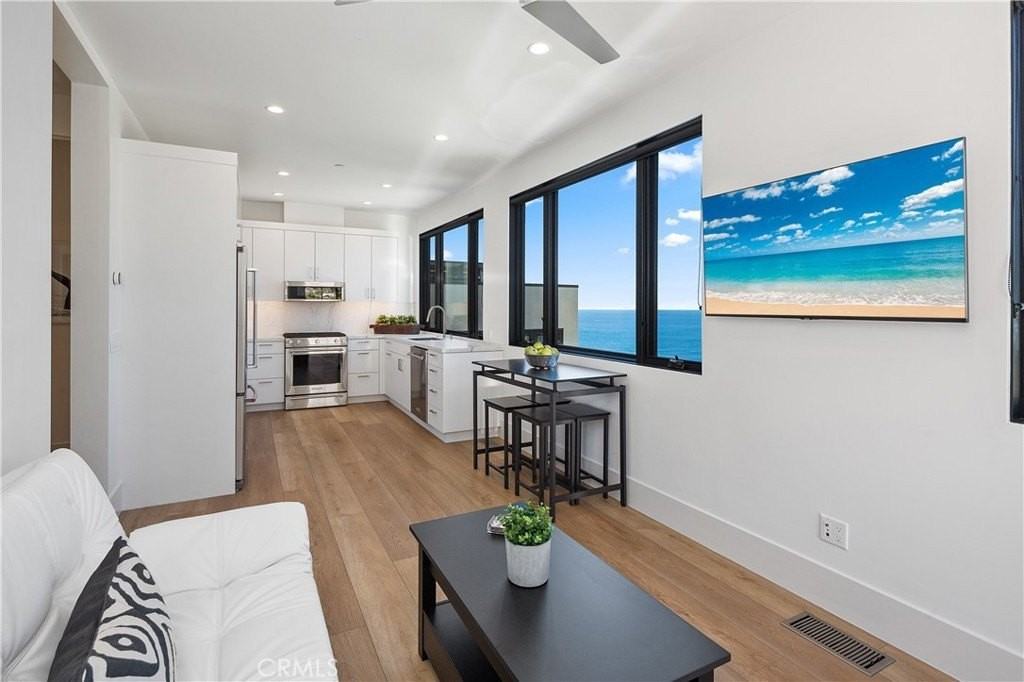 565 Fern St #B - Photo 3 of 20