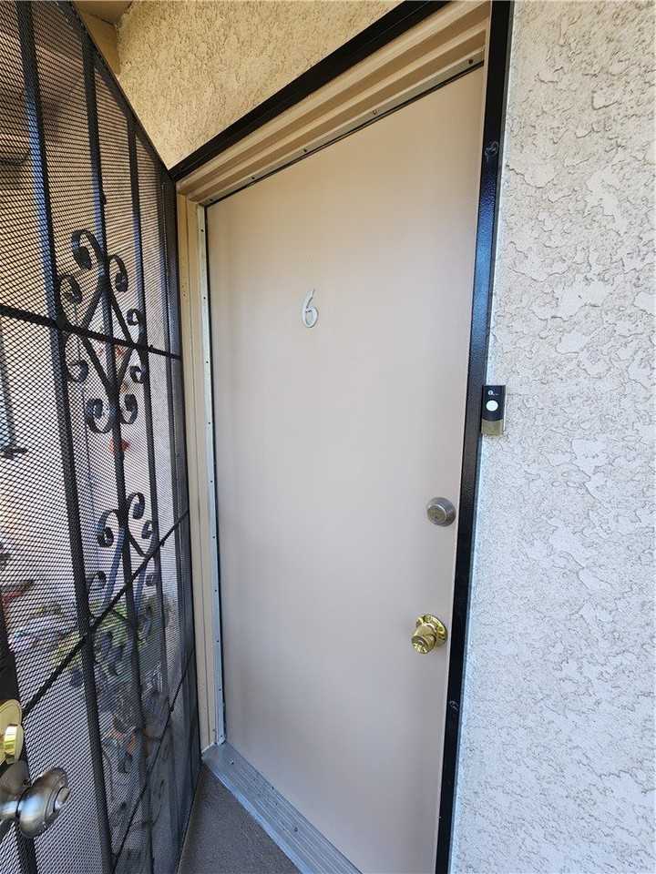 1808 10th St #6 - Photo 2 of 12