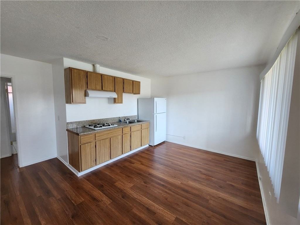 1808 10th St #6 - Photo 3 of 12