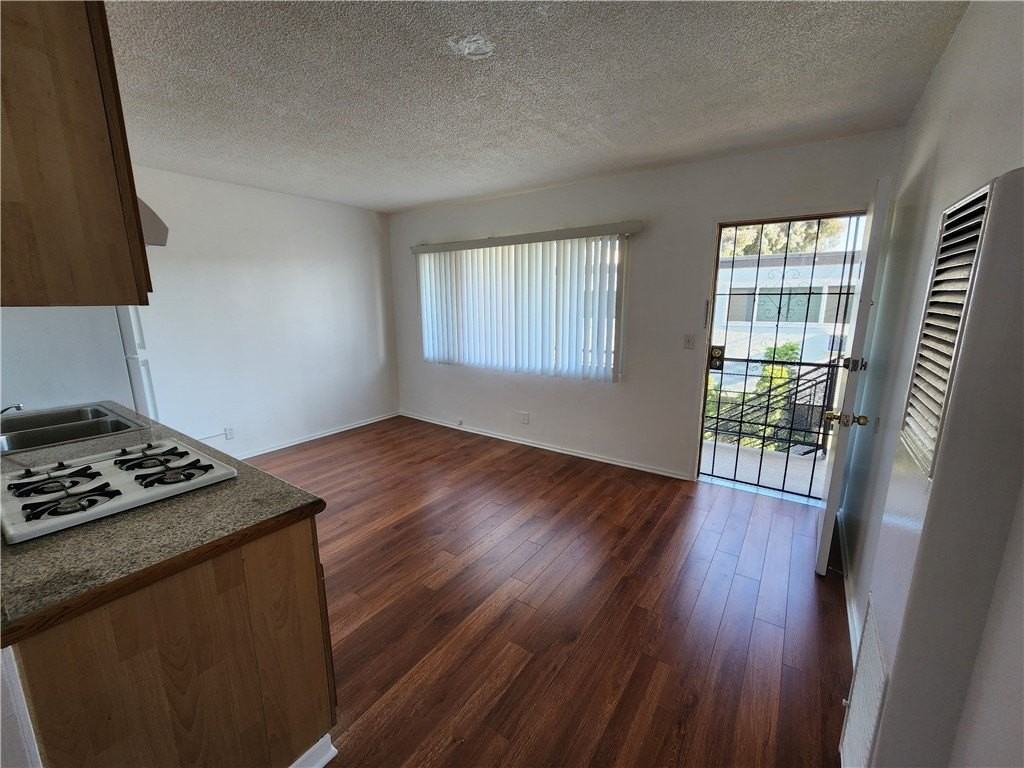 1808 10th St #6 - Photo 4 of 12
