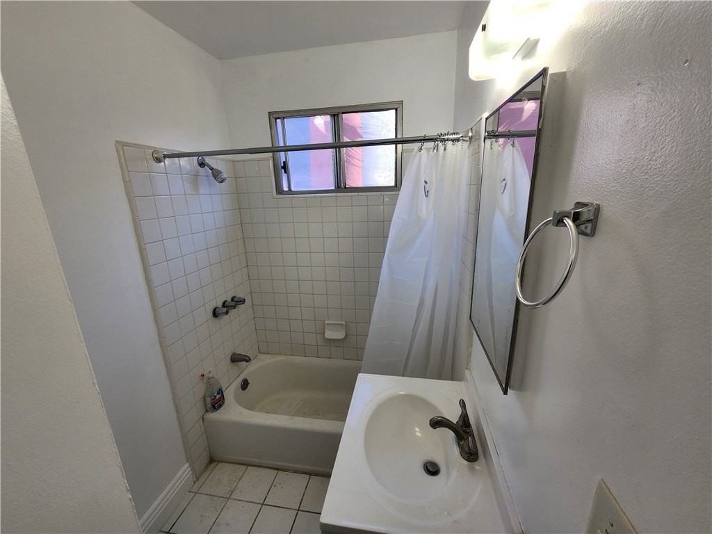 1808 10th St #6 - Photo 7 of 12