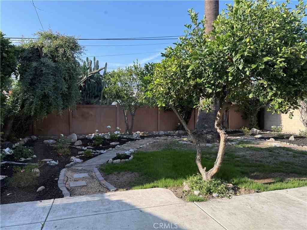 1353 Pengra St - Photo 3 of 18