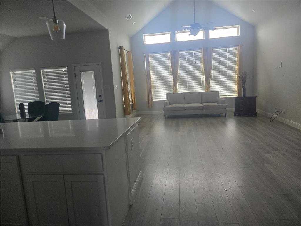 320 Bitterroot Ct - Photo 2 of 8