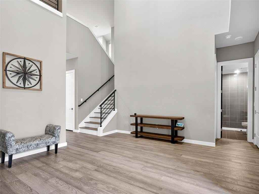470 Providence Dr - Photo 3 of 40