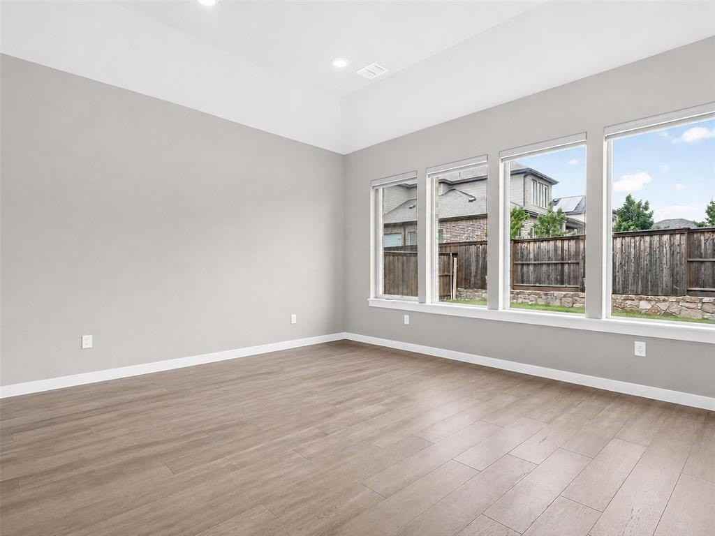 470 Providence Dr - Photo 6 of 40