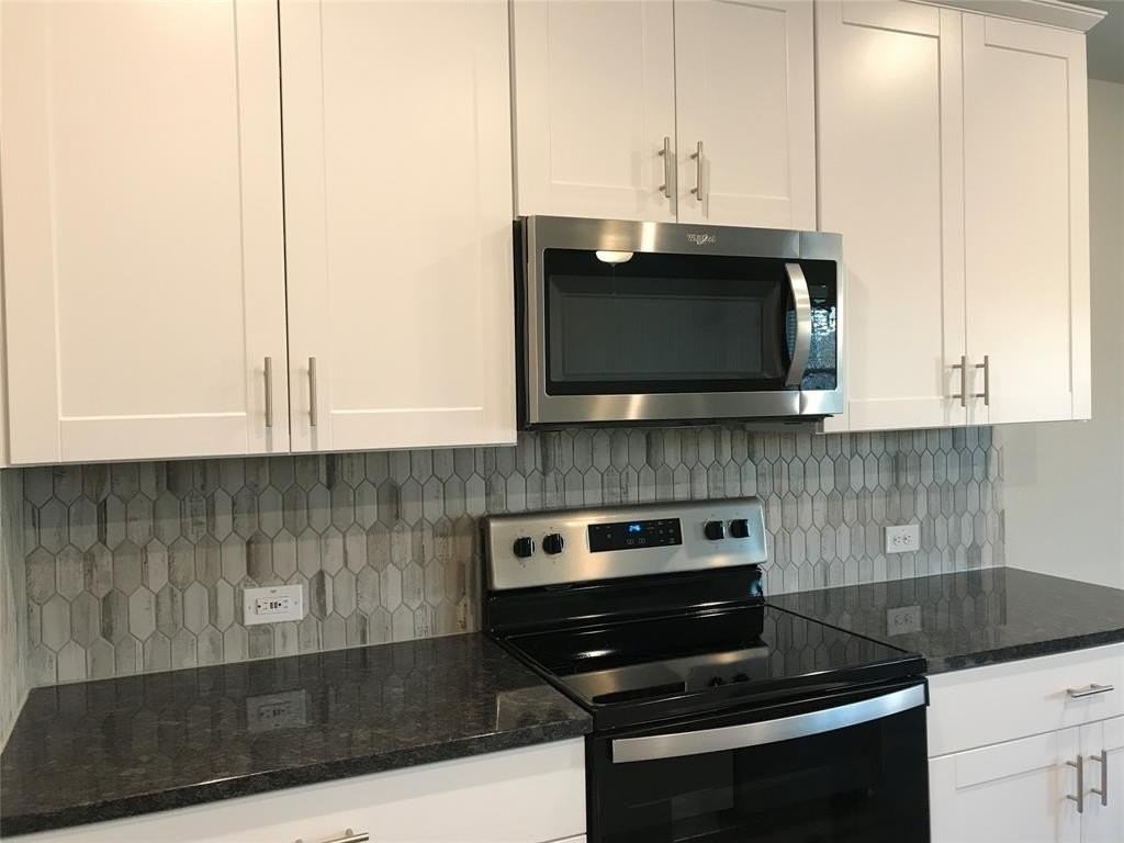 1806 Canyon Ln - Photo 4 of 20