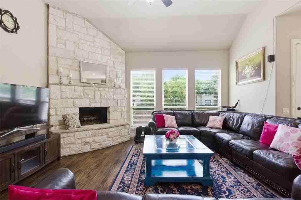 2304 Lynbridge Cir - Photo 6 of 36
