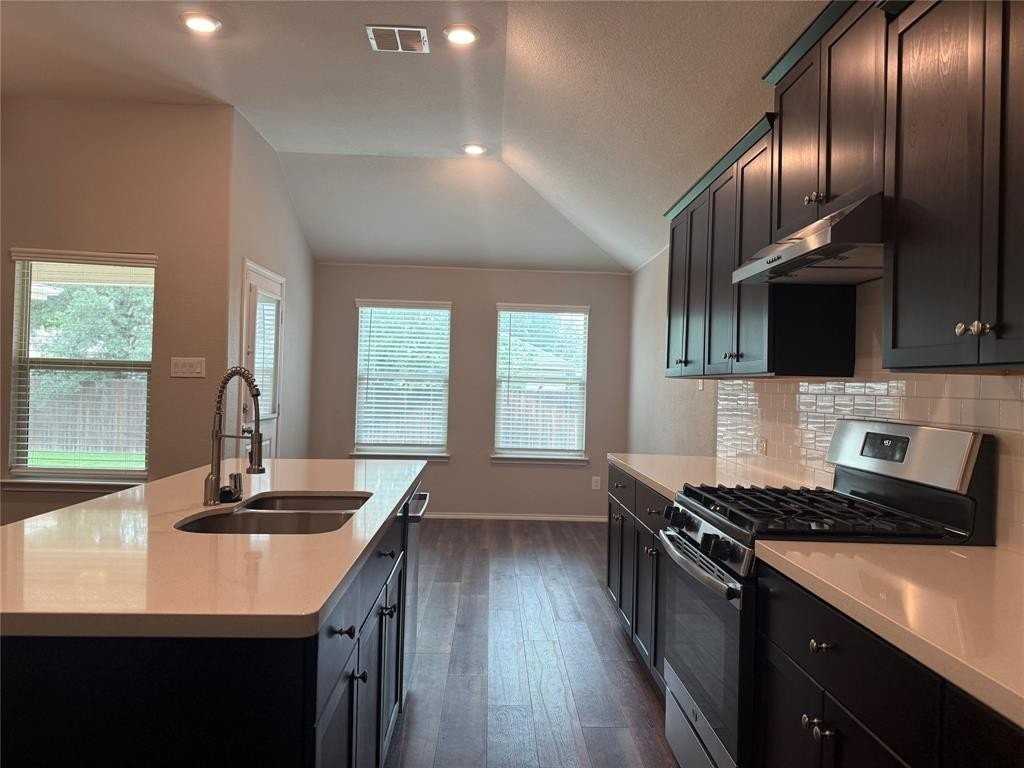 1004 Rising Moon Dr - Photo 6 of 13