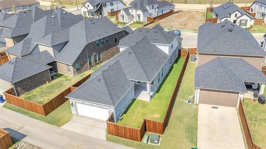 2410 Thavie St - Photo 5 of 37