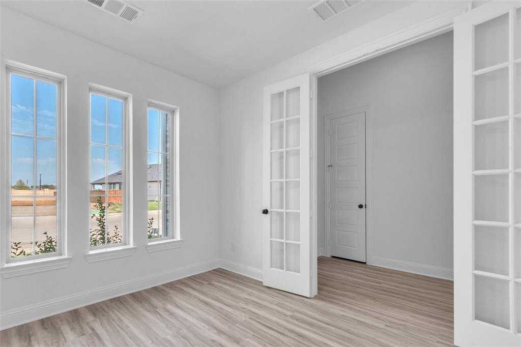2410 Thavie St - Photo 7 of 37