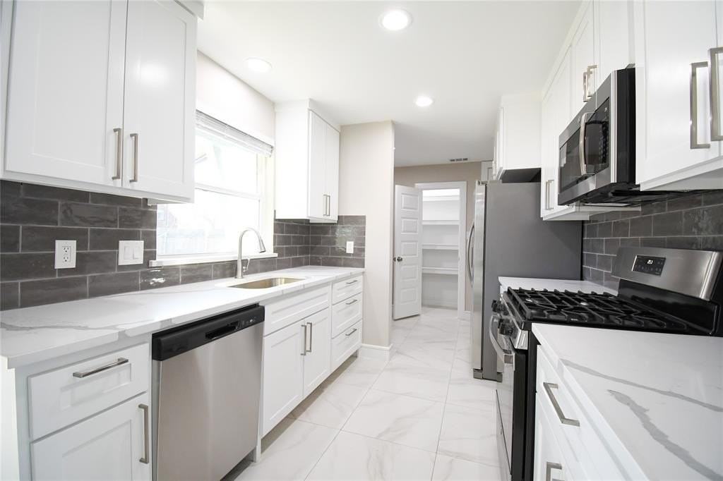 1422 Addington St - Photo 5 of 30