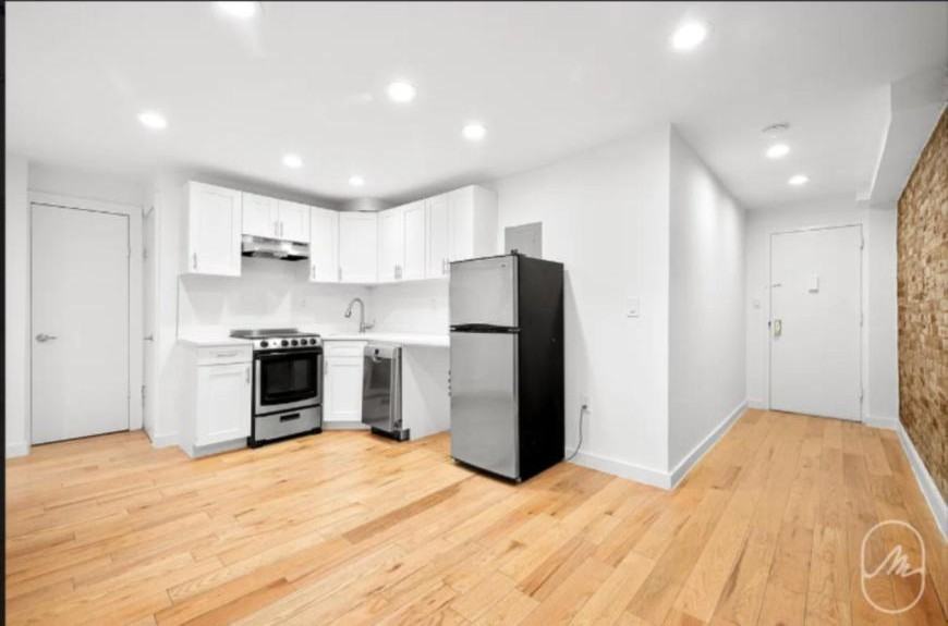 348 W 21st St - Photo 2 of 9