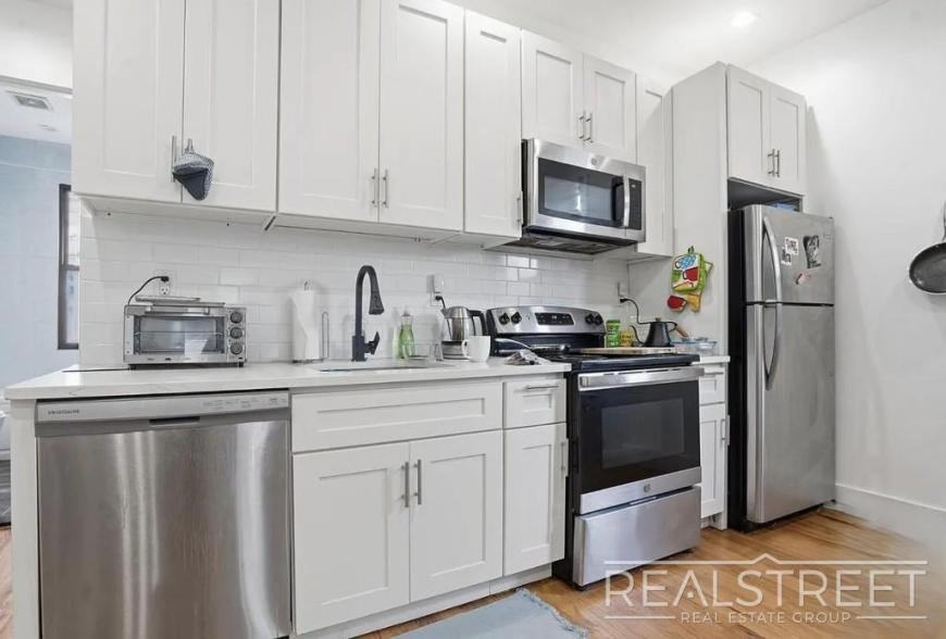 225 Halsey St - Photo 2 of 8