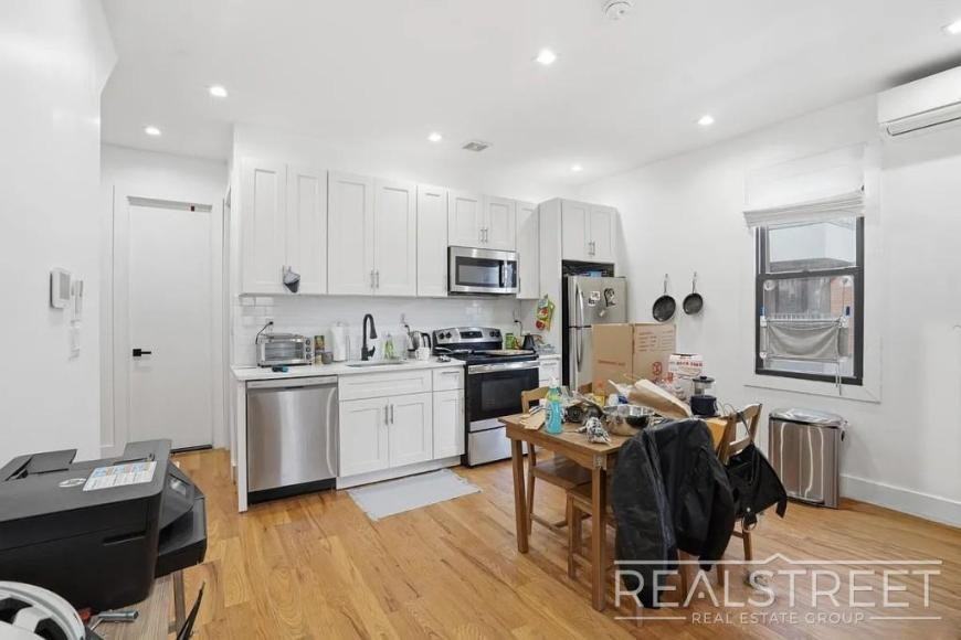 225 Halsey St - Photo 3 of 8