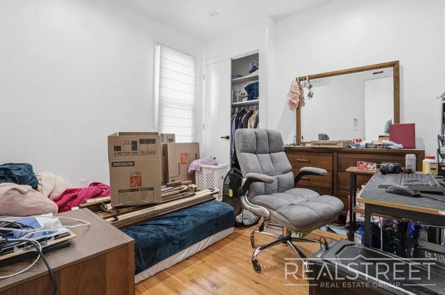 225 Halsey St - Photo 5 of 8