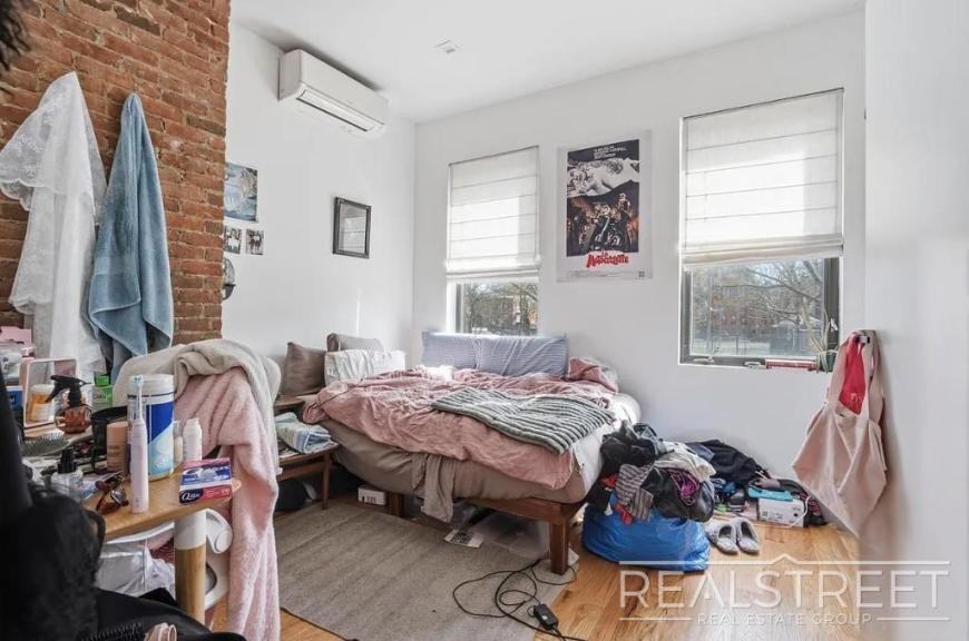 225 Halsey St - Photo 6 of 8