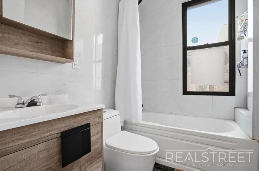 225 Halsey St - Photo 7 of 8
