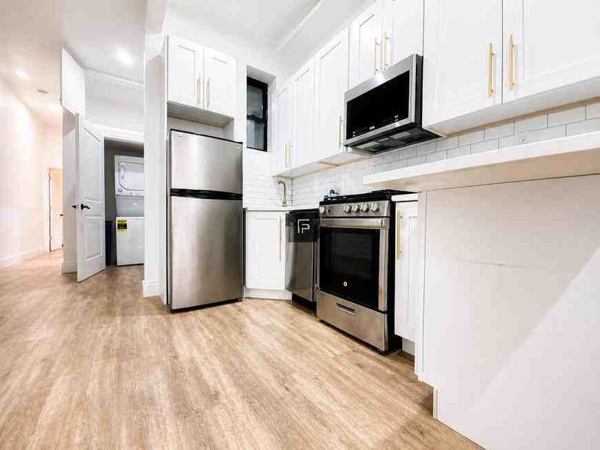 193 Jefferson Ave - Photo 3 of 6