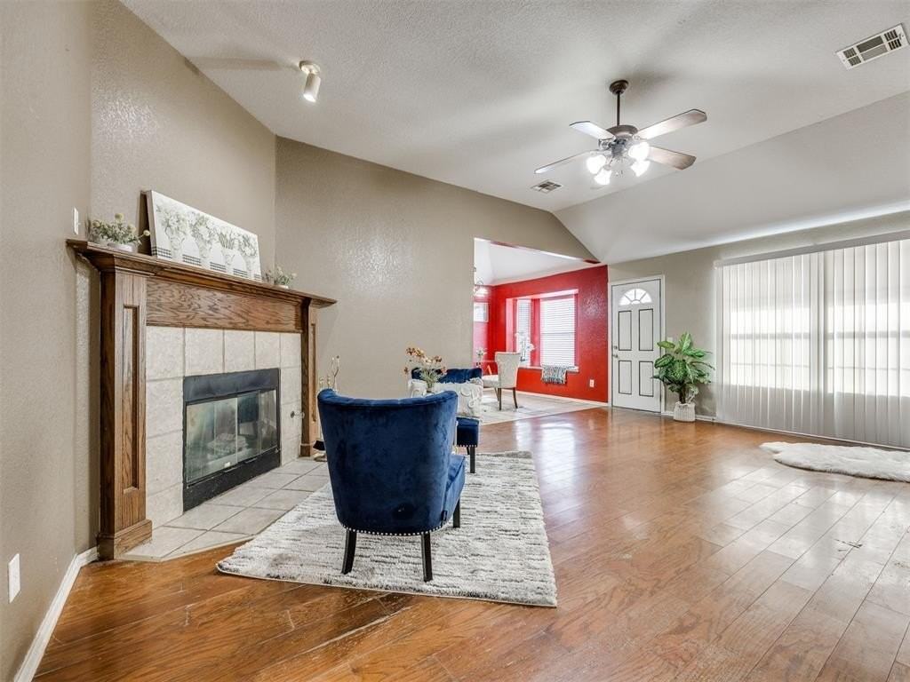 212 Cambridge Dr - Photo 2 of 9