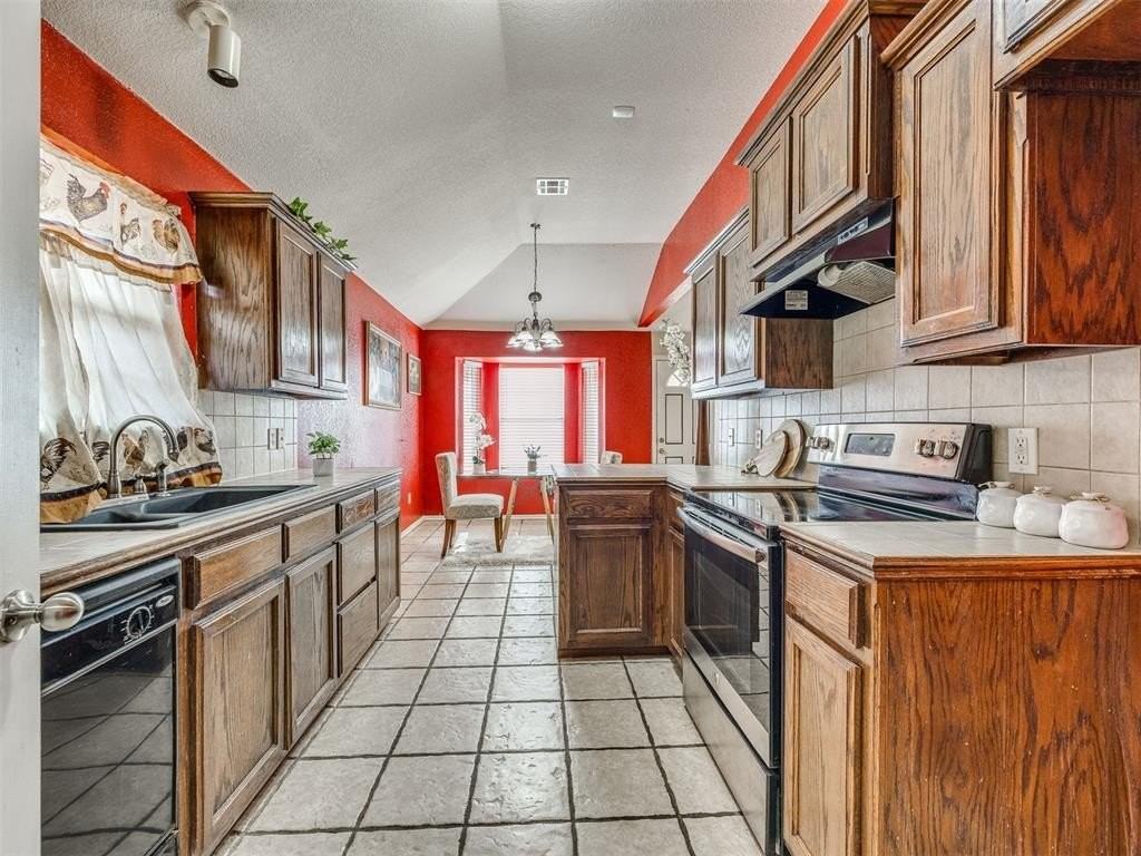 212 Cambridge Dr - Photo 3 of 9