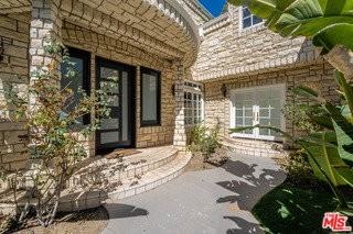 2387 Stratford Cir - Photo 4 of 8