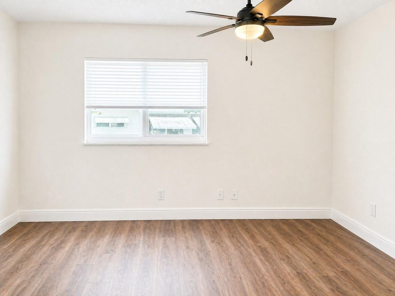 1045 Nw 73rd Ave - Photo 4 of 8