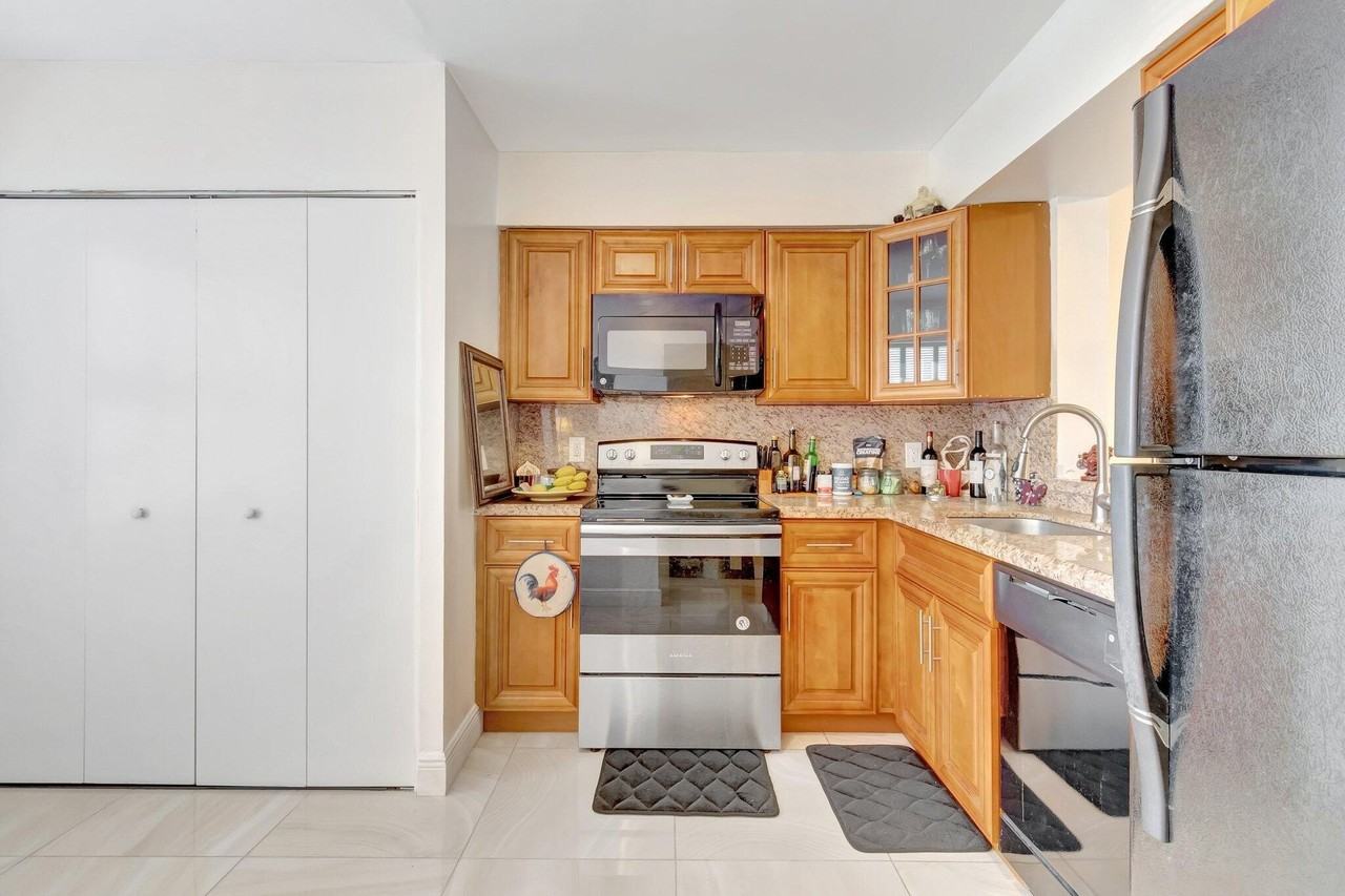 14723 Cumberland Dr #404B - Photo 4 of 44