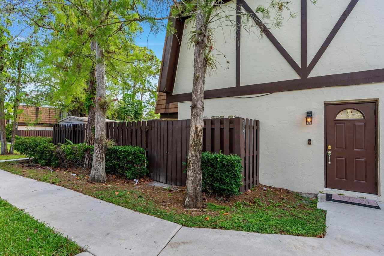 111 Weybridge Cir - Photo 3 of 47