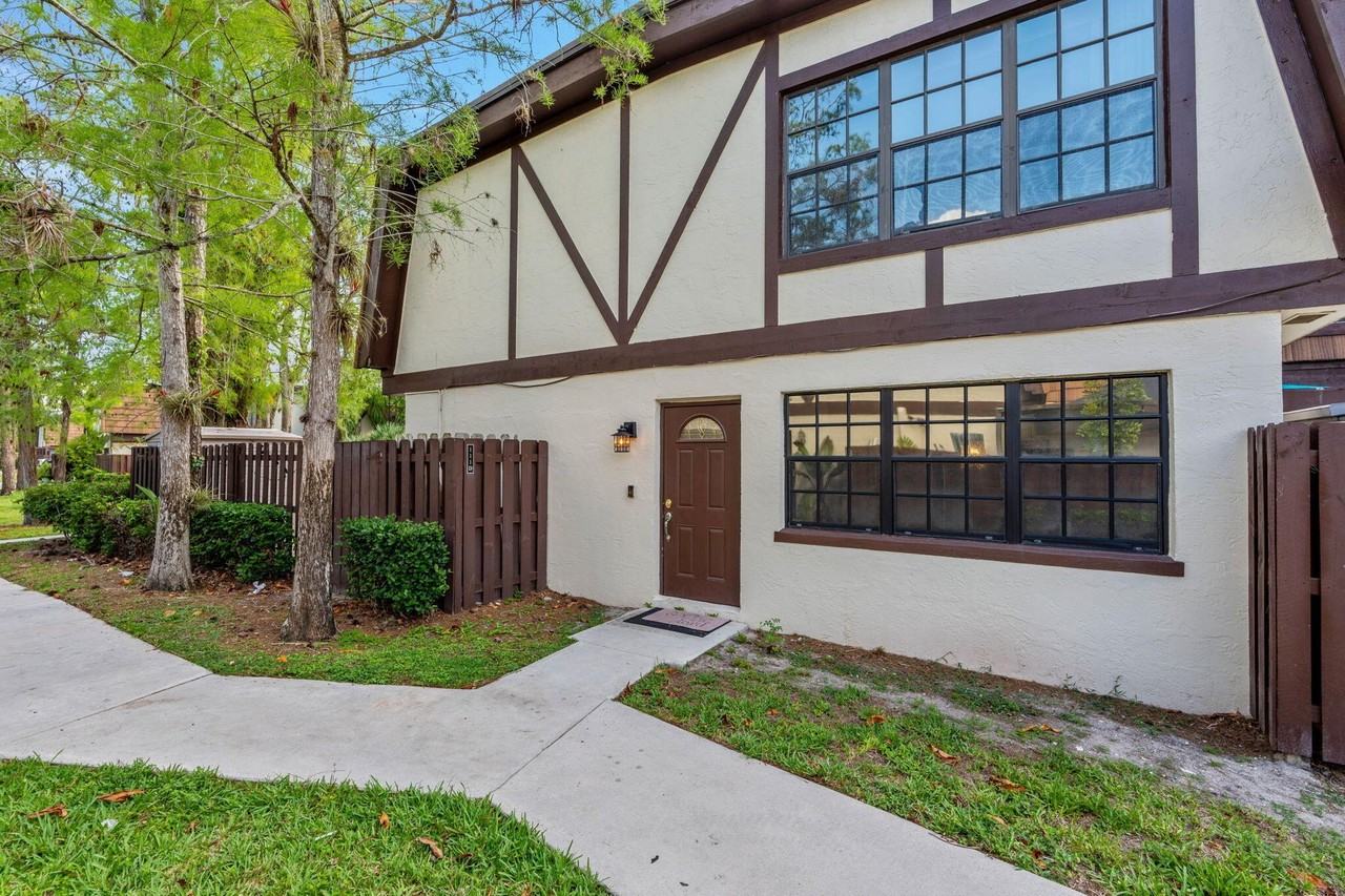 111 Weybridge Cir - Photo 4 of 47