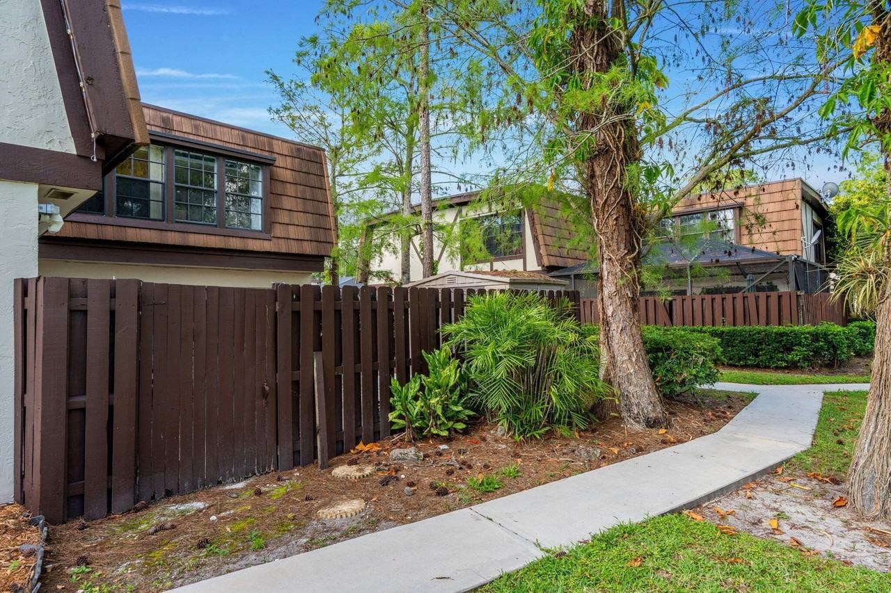 111 Weybridge Cir - Photo 6 of 47