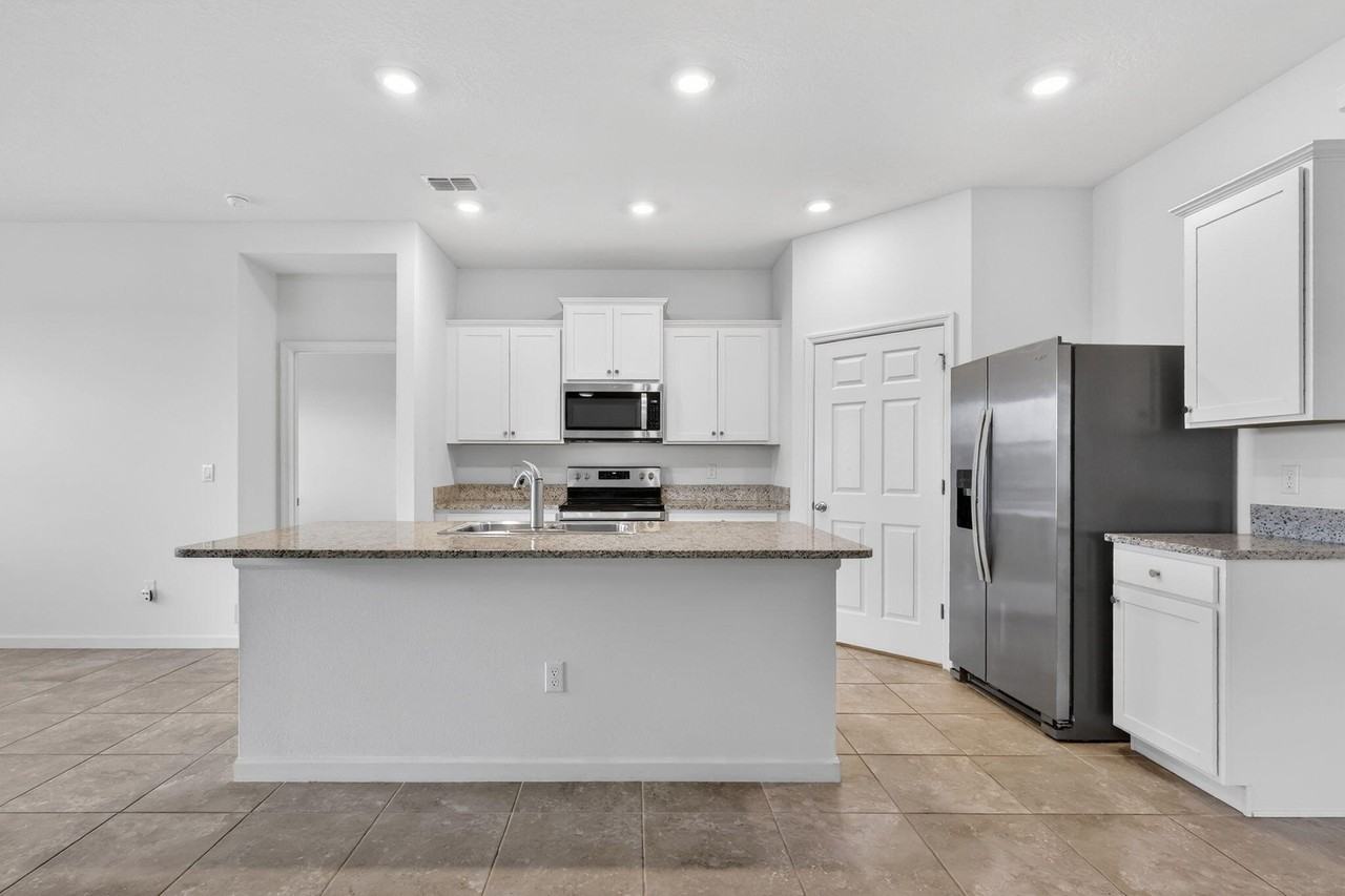 10552 Sw Toren Way - Photo 5 of 50