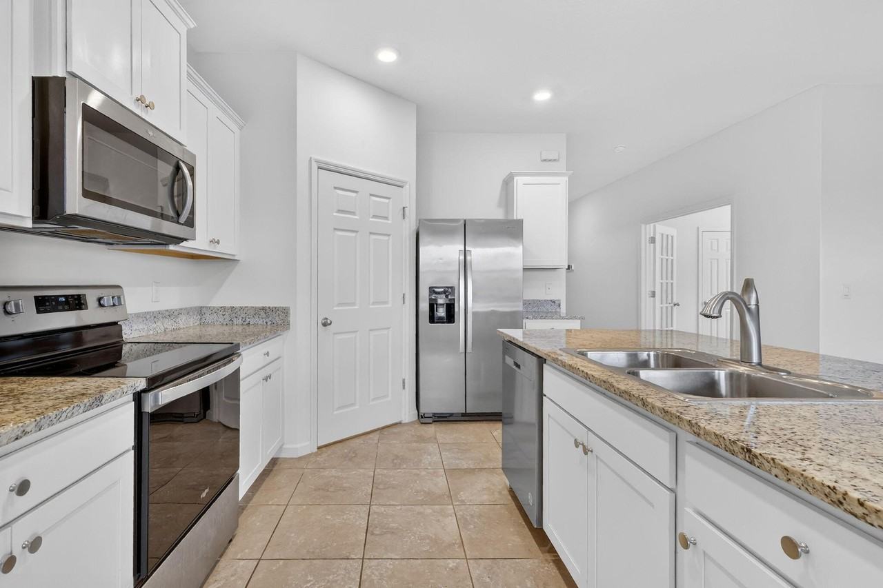 10552 Sw Toren Way - Photo 6 of 50