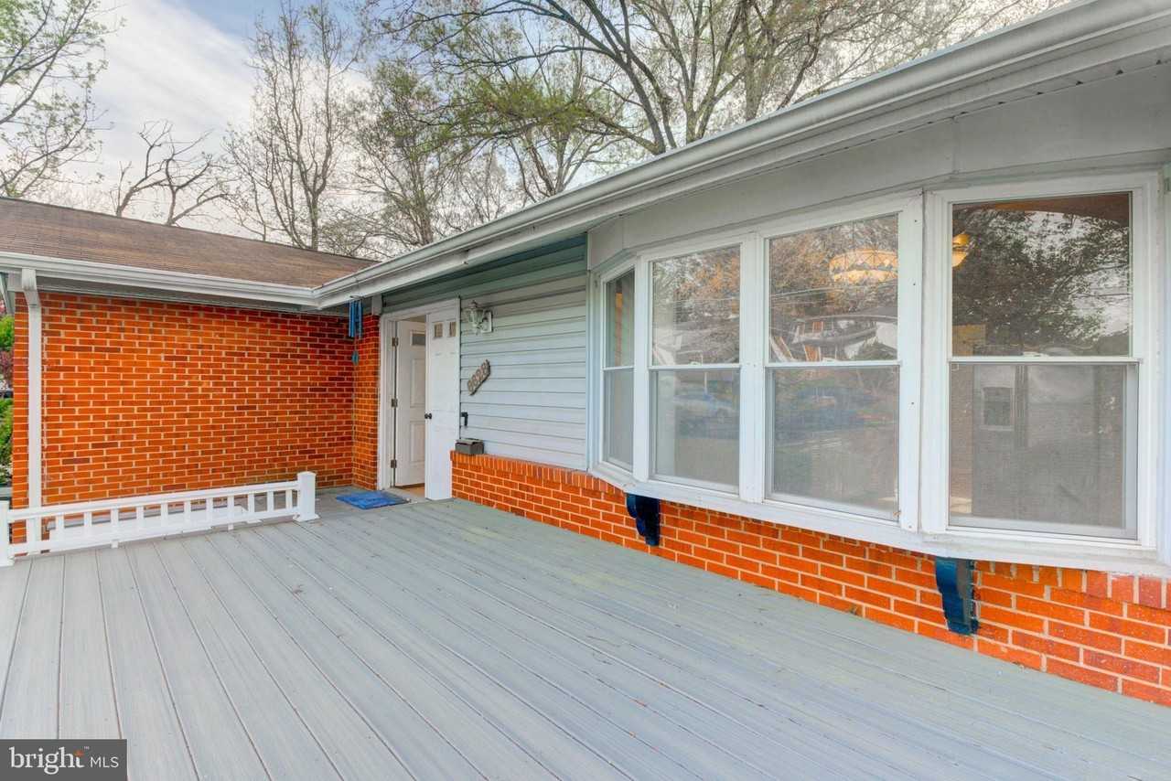6628 Adrian St - Photo 4 of 50