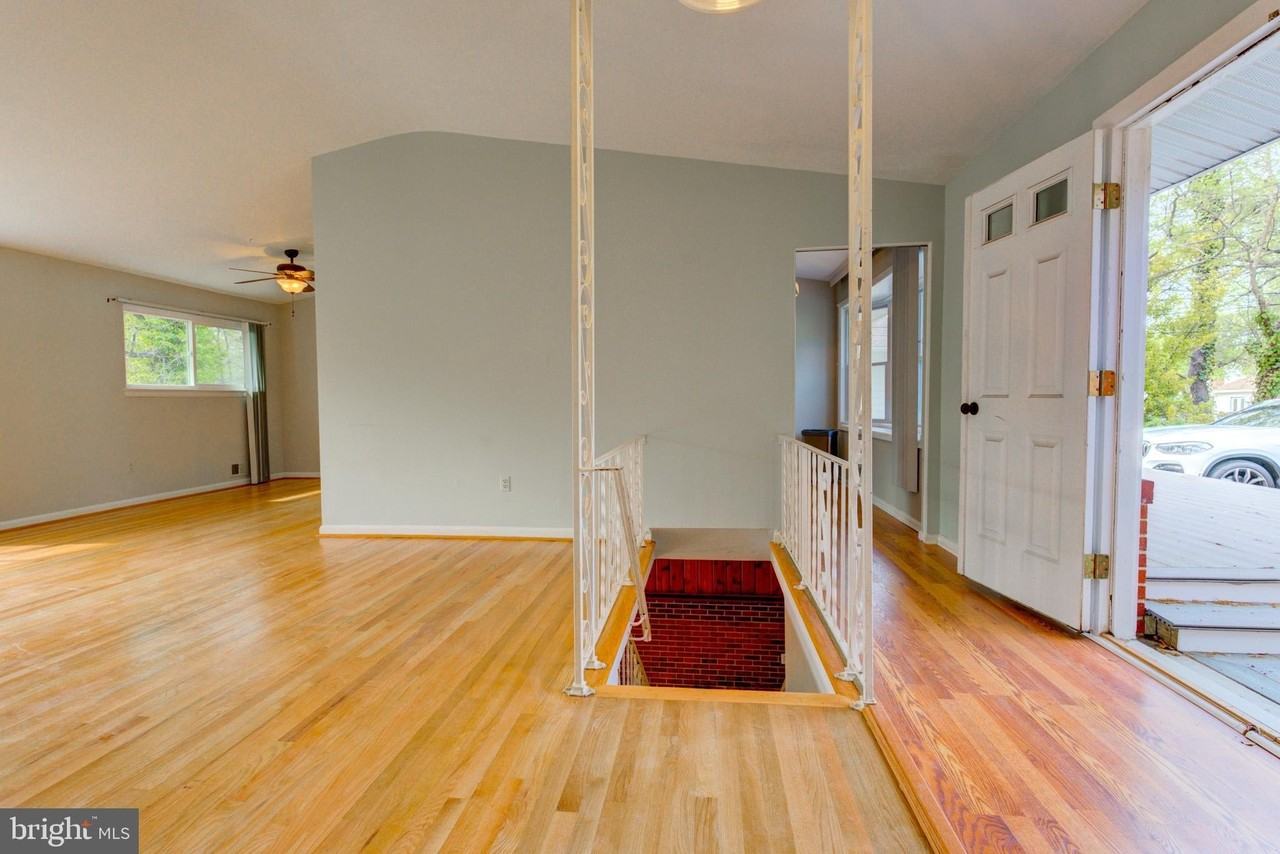 6628 Adrian St - Photo 7 of 50