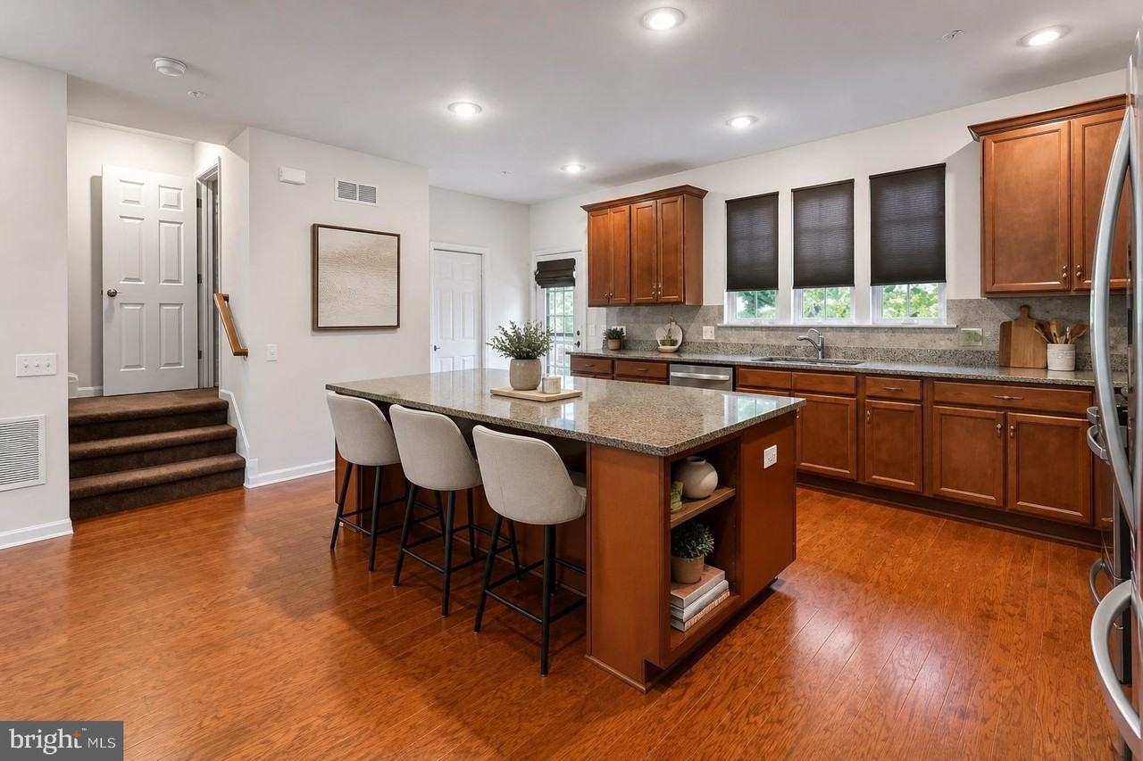 484 Rowan St - Photo 4 of 17
