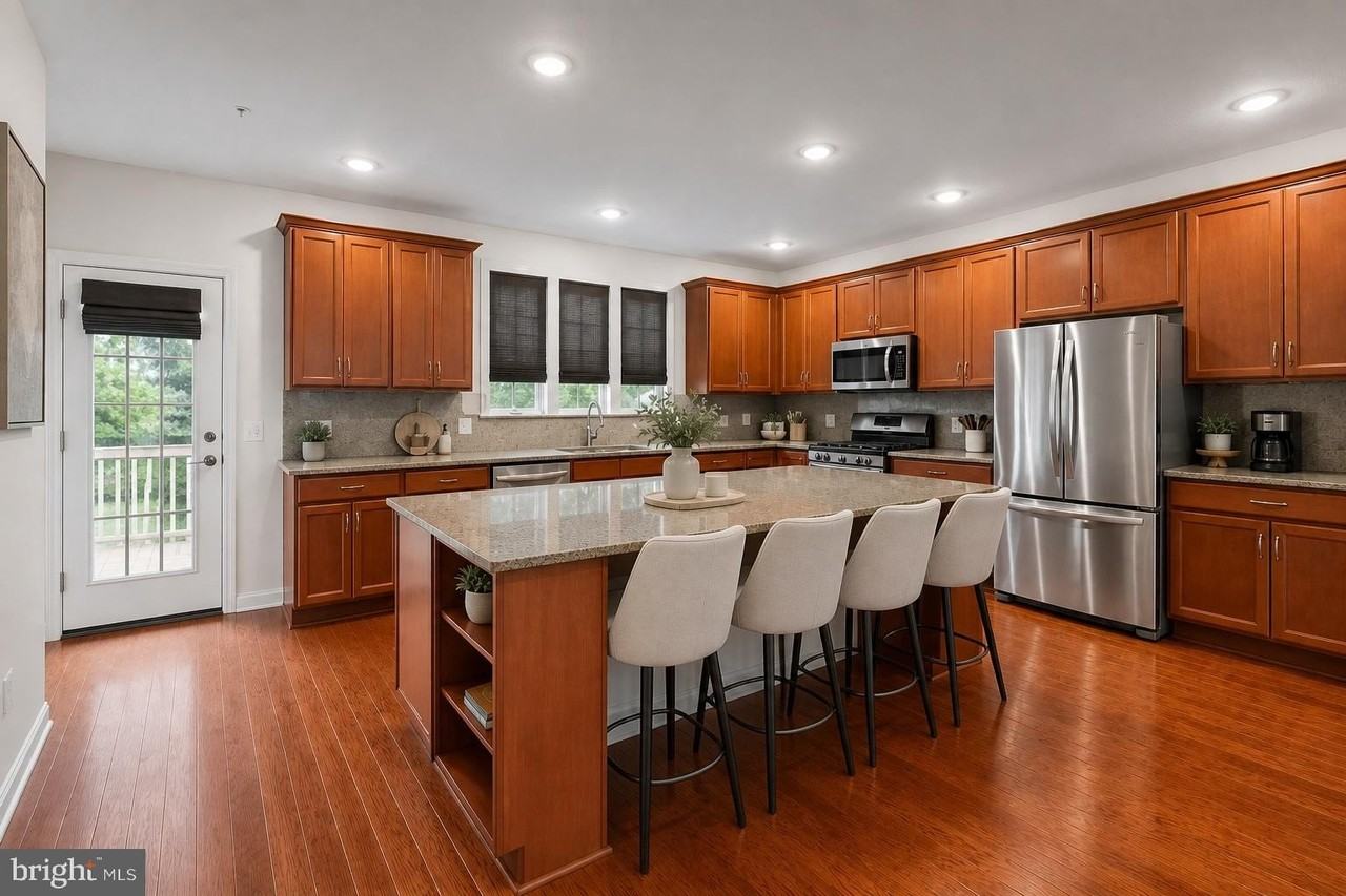 484 Rowan St - Photo 5 of 17