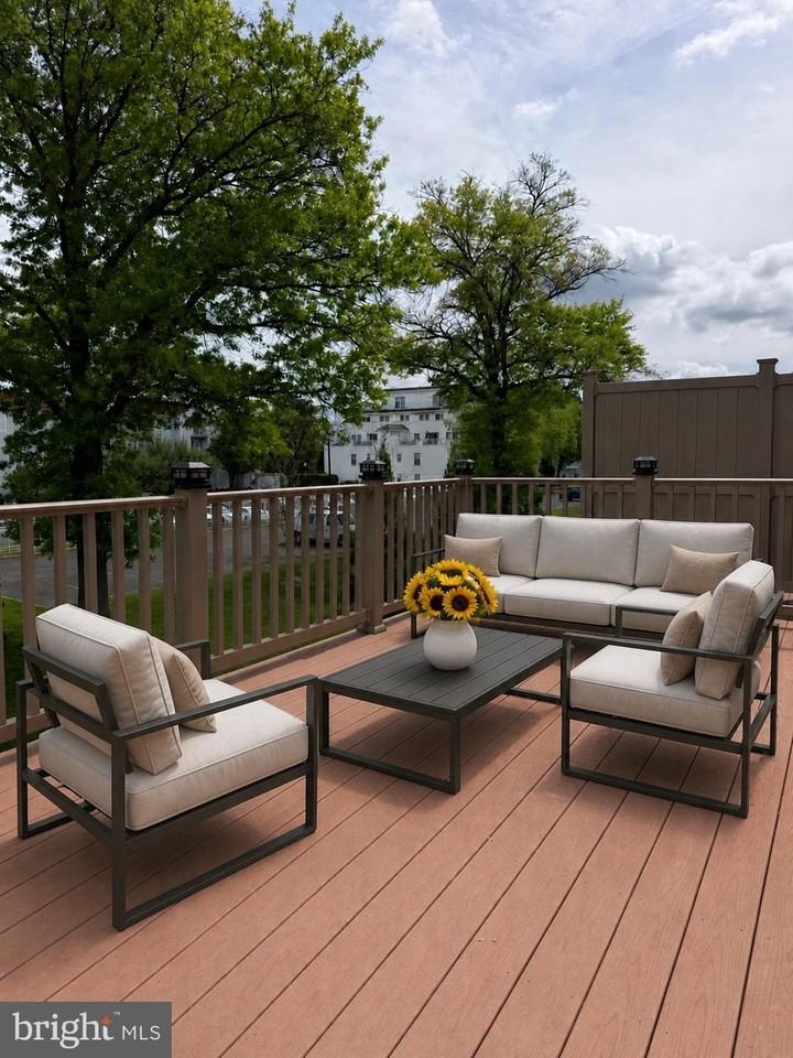 484 Rowan St - Photo 6 of 17