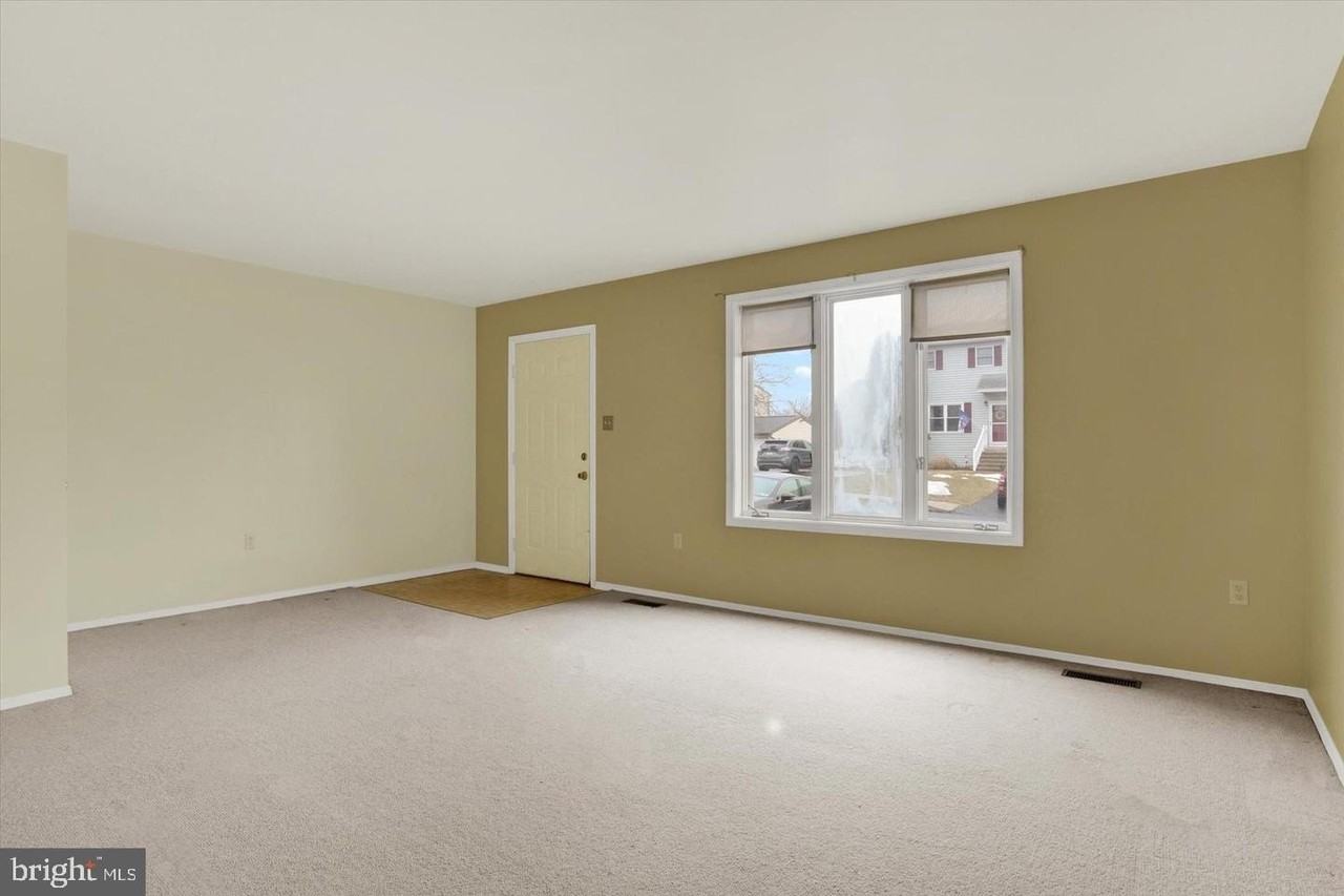 22 Persian Lilac Dr - Photo 3 of 23
