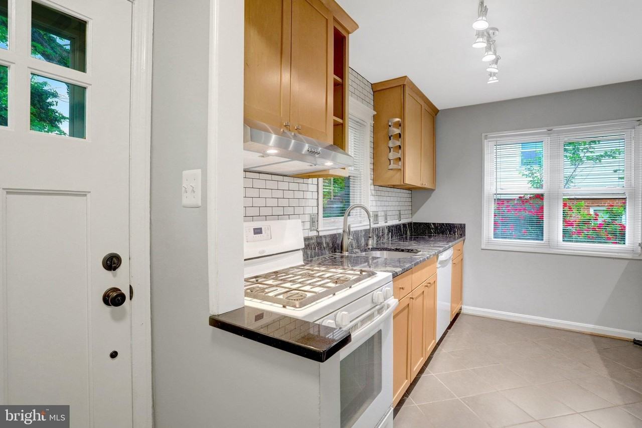 2340 Fairview Ter - Photo 5 of 30