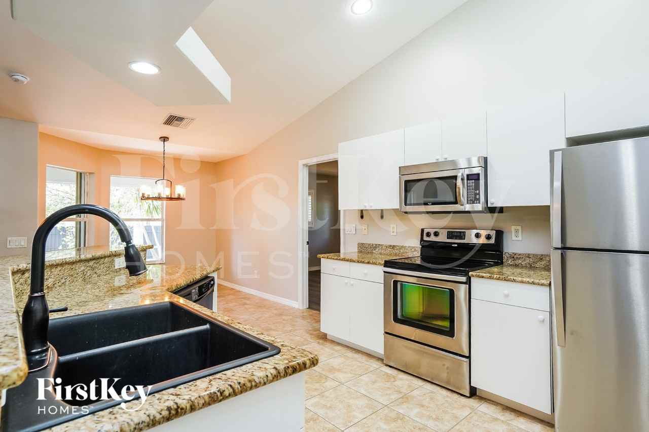 4028 Ne 10th Pl - Photo 5 of 16