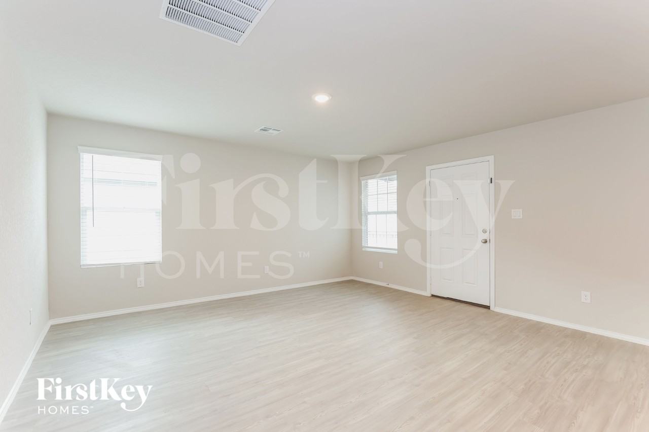 10606 Varmus Dr - Photo 2 of 15