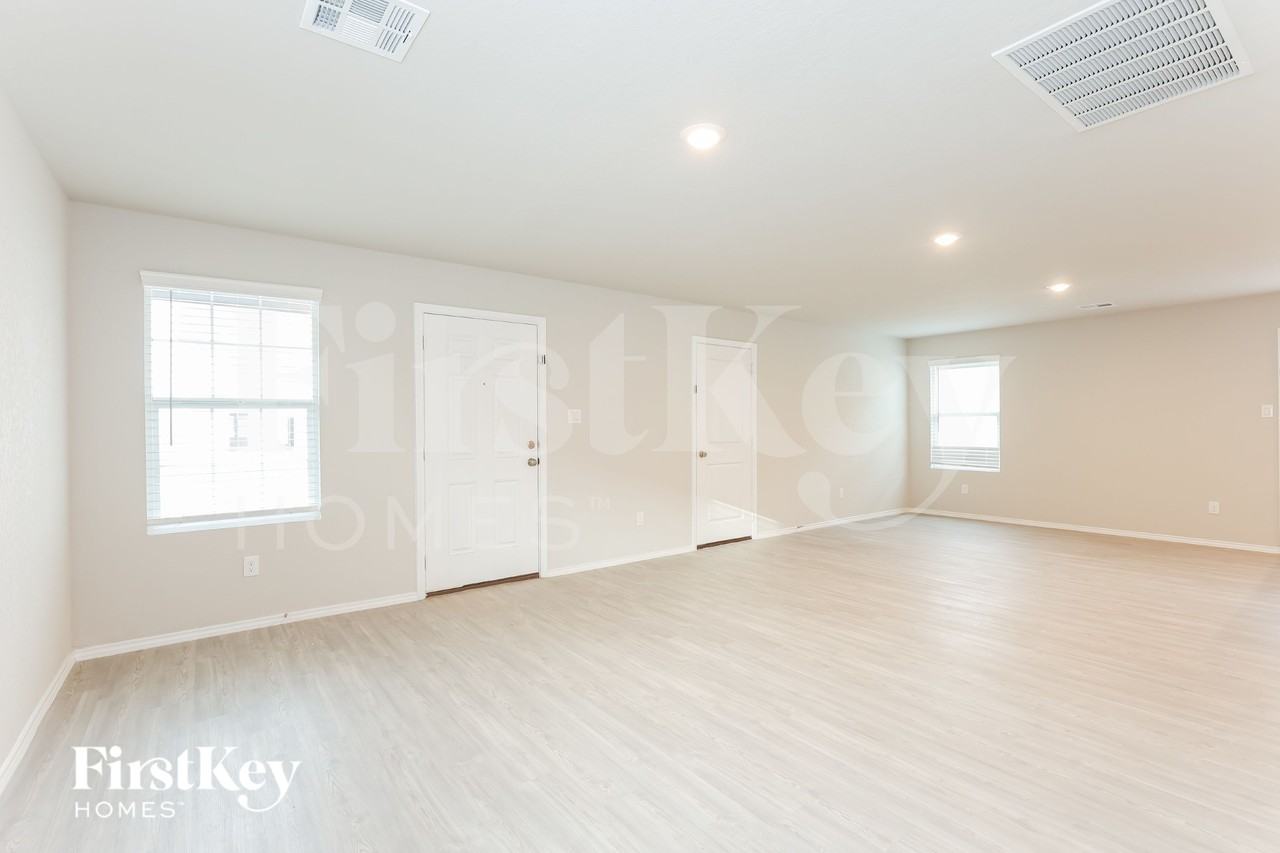 10606 Varmus Dr - Photo 4 of 15